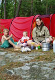 Familjen t�ltar vid Dr�gen.